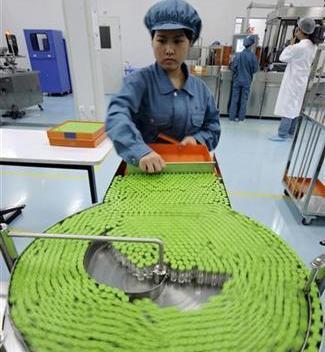 عاملة أمام خط لإنتاج لقاح مضاد لانفلونزا اتش 1 إن 1 بشركة للأدوية في بكين يوم 3 سبتمبر أيلول