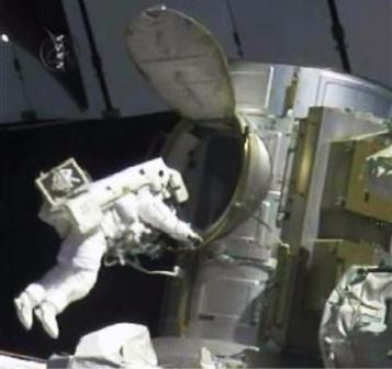 رائد الفضاء السويدي كريستر فوجليسانج يعمل خارج محطة الفضاء الدولية خلال عملية سير في الفضاء يوم السبت