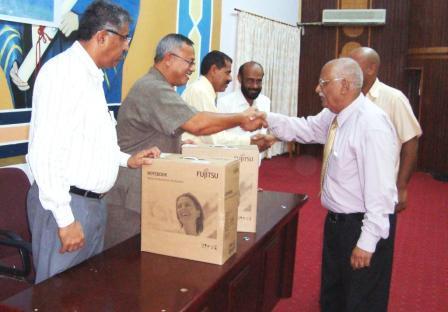 د . عبدالعزيز بن حبتور يسلم أساتذة جامعة عدن أجهزة الحاسوب