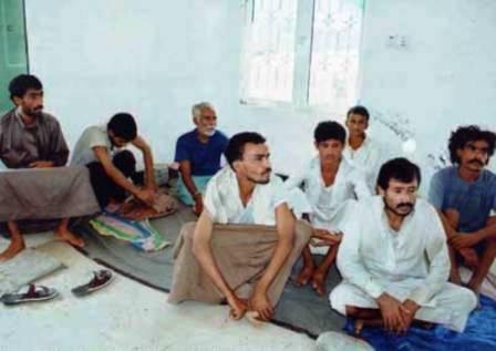 عناصر حوثية متمردة تم إلقاء القبض عليهم من قبل القوات المسحة