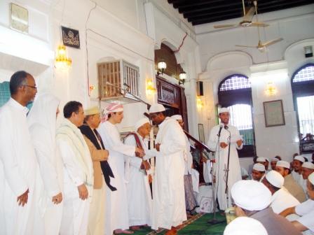 السيد علوي بن باهارون وكيل الشيخ أحمد بن عبدالقادر العيدروس الهاشمي يقدم  جوائز للفائزين في المسابقة