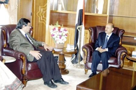 د. العليمي لدى لقائه أمس مدير مكتب تنسيق المساعدات الإنسانية بالأمم المتحدة