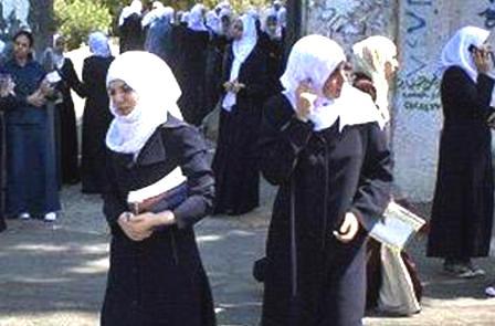 وزارة التربية والتعليم في حكومة غزة نفت فرض ارتداء الحجاب على الطالبات