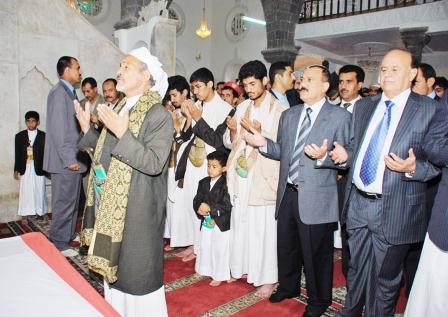 رئيس الجمهورية يؤدي الصلاة على شهيد الواجب العقيد صالح علي الملوي