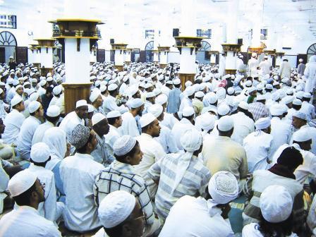 جموع المصلين في صلاة الجمعة أمس