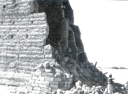 دمار ناتج عن قصف مصري على معاقل الملكيين بمدينة مأرب