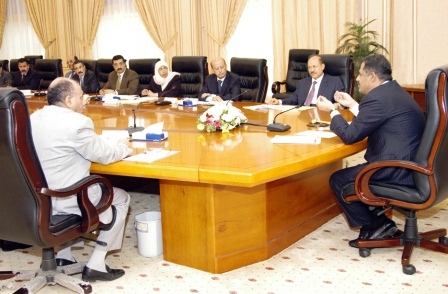 د. مجورر لدى ترؤسه أمس اجتماع المكتب التنفيذي الوزاري