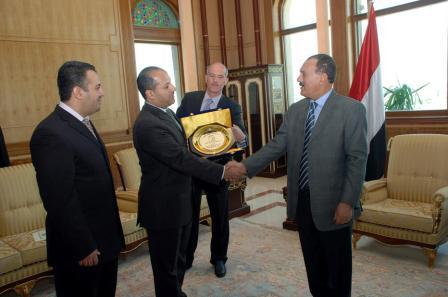 رئيس الجمهورية يكرم المخترع اليمني د . خالد نشوان