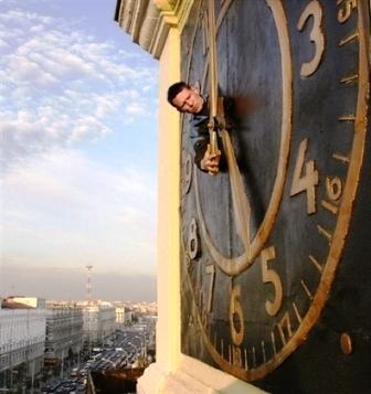 هل نستطيع فعلا أن نقول للزمان ارجع يازمان..  هكذا يبدو على هذا الرجل الذي يحاول ضبط الوقت في هذه الساعة يدويا
