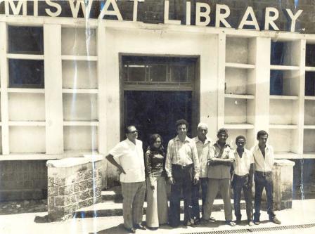 الراحل يوسف السعيدي خامساً مع أعضاء  ادارة مكتبة مسواط في السبعينات