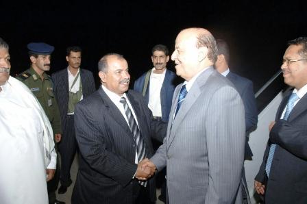 نائب الرئيس أثناء وصوله المكلا وفي استقباله محافظ حضرموت أمس