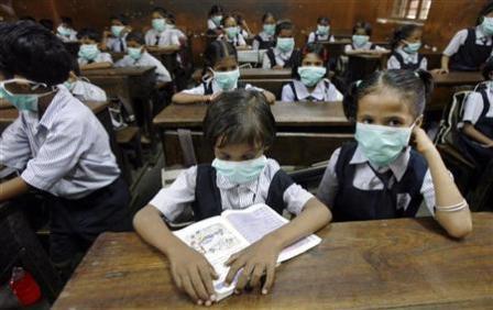 أطفال يرتدون كمامات واقية في مدرسة بمومباي يوم 10 أغسطس