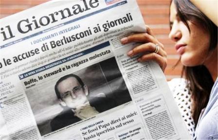 ايطالية تقرأ صحيفة ( ال جورنال) التي نشرت يوم الخميس صورة لدينو بوفو رئيس تحرير صحيفة أفينير في صدر صفحتها الأولى