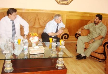 محافظ عدن مع السفير الروسي أمس