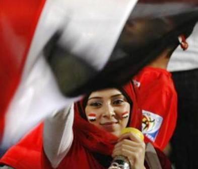 فتاة مصرية تشجع منتخب بلادها قبل مباراته أمام نظيره الكوستاريكي