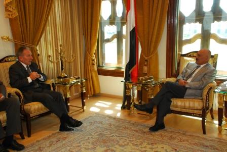 رئيس الجمهورية لدى استقباله السفير الامريكي بصنعاء ستيفن سيتش أمس