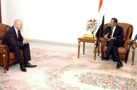 د. مجور لدى استقباله أمس سفير فرنسا