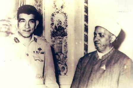 الحكيمي مع الرئيس المصري الأسبق/ محمد نجيب في سبتمبر 1952 أثناء عودته إلى عدن