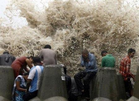 يبدو أنهم اخذوا على غفلة حين هاجمتهم هذه الأمواج