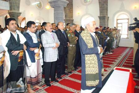 .. ويؤدي الصلاة على جثمان الشهيد في جامع مجمع الدفاع «العرضي»