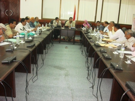 د . عدنان الجفري لدى ترؤسه اجتماع المجلس المحلي أمس