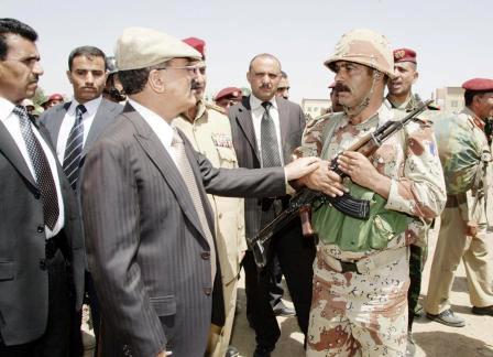 رئيس الجمهورية لدى زيارته لعدد من الوحدات العسكرية أمس