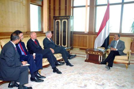 رئيس الجمهورية لدى استقباله السيد يورتن كروبوف مبعوث المستشارة الألمانية انجيلا ميركل