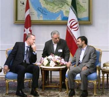 الرئيس الإيراني محمود أحمدي نجاد (يمينا) خلال اجتماع مع رئيس الوزراء التركي رجب طيب اردوغان في طهران يوم أمس.
