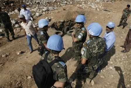 افراد من الجيش اللبناني وقوات حفظ السلام التابعة للامم المتحدة بموقع انفجار بجنوب لبنان
