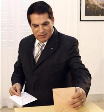 زين العابدين بن علي يدلي بصوته في الانتخابات