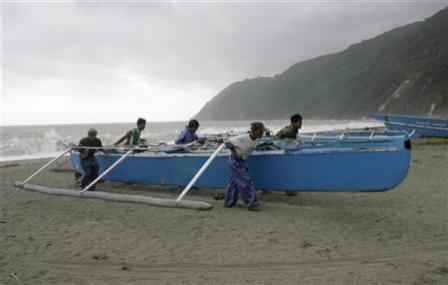 صيادون يستعدون للاعصار في شمال الفلبين