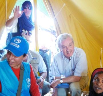 أثناء زيارة مبعوث الامم المتحدة للنازحين في مخيم المزراق