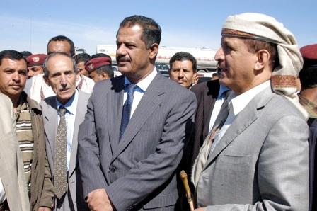 د . علي محمد مجور خلال زيارته  لمنطقة بيت عذران أمس