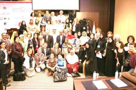 الدكتور فاروق الباز والدكتور عبد اللـه عبد العزيز النجار يتوسطان عدداً من الباحثات العربيات المشاركات في المؤتمر