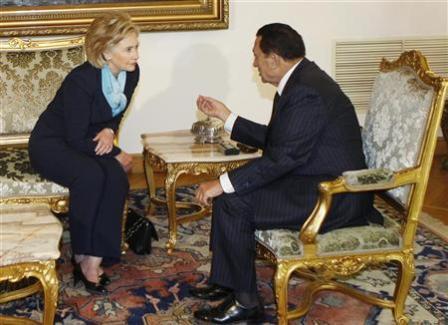 الرئيس المصري حسني مبارك يتحدث مع هيلاري كلينتون وزيرة الخارجية الأمريكية في القاهرة يوم أمس