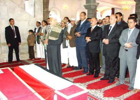 رئيس الجمهورية يؤدي الصلاة على أرواح الشهداء في جامع مجمع الدفاع العرضي