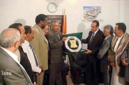 وزير النقل يتسلم وسام الوفاء من الدرجة الأولى الممنوح لفخامة الرئيس علي عبدالله صالح