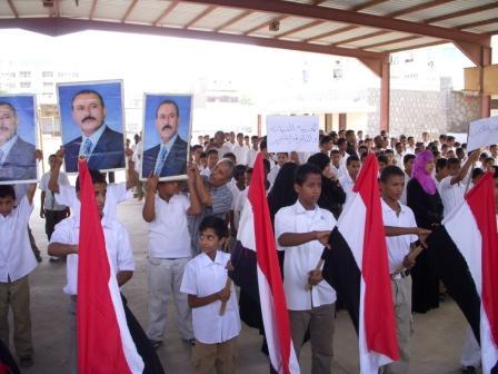 تلاميذ قتبان يحملون صور الرئيس واعلام الجمهورية
