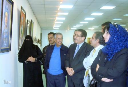 وزير الثقافة يفتتح المعرض التشكيلي  للفنون في صنعاء