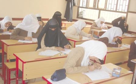 طالبات في أحدى المدارس أثناء تأديتهمن  امتحان