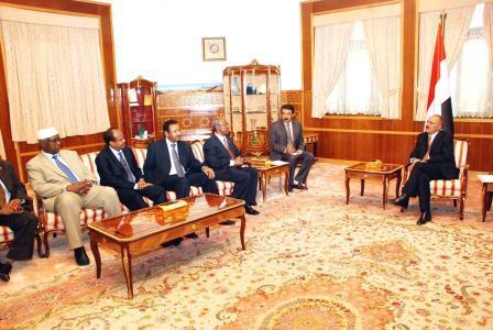 رئيس الجمهورية لدى استقباله وفد دول تجمع صنعاء أمس