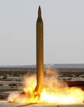 صاروخ إيراني بعيد المدى خلال تجربة بموقع غير معلوم بوسط إيران يوم 28 سبتمبر