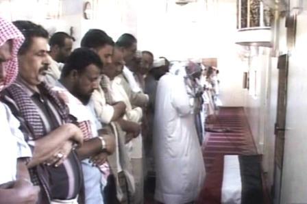 لدى الصلاة على جثمان شهيد الواجب العقيد أحمد أبوبكر باوزير