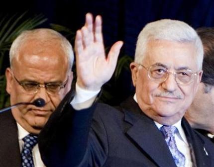 صائب عريقات كبير المفاوضين الفلسطينيين يجلس بجوار الرئيس الفلسطيني محمود عباس (إلى اليمين) في واشنطن