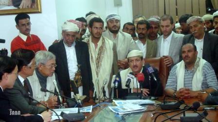 محافظ صنعاء مع السفير  الياباني والمواطن الياباني بعد الإفراج عنه من خاطفيه أمس