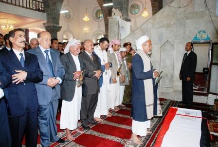 رئيس الجمهورية يؤدي الصلاة على الشهيد البطل العقيد الركن عبد الله حسين البياضي