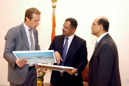 رئيس الوزراء خلال لقاءه مديرشركة توتال أمس