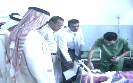 محافظ حجة خلال توزيع ادوية لنزلاء مستشفى حرض