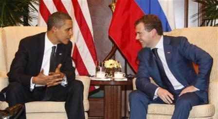 الرئيس الأمريكي أوباما ونظيره الروسي ميدفيديف أثناء اجتماعهما أمس في سنغافورة