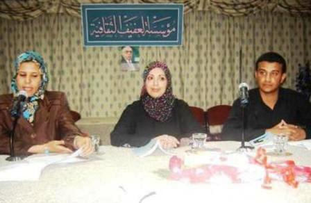 لمياء الرياني (في الوسط) في حفل توقيع مجموعتها الأولى بمؤسسة العفيف يوم 28 يناير 2009